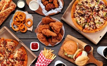 Fast food zincirleri, modern şehir yaşamının hızına uyum sağlayan en belirgin yeme içme modellerinden biri olarak öne çıkıyor. Kısa sürede hazırlanabilen menüler, standart lezzet anlayışı ve ulaşılabilir fiyat politikaları sayesinde bu restoranlar, dünyanın hemen her köşesinde geniş bir müşteri kitlesine hitap ediyor. Günümüzde fast food zincirleri, yalnızca pratik bir yemek seçeneği olmanın ötesine geçerek küresel tüketim kültürünün önemli bir parçası hâline gelmiş durumda. Konulu bir haber görseli.