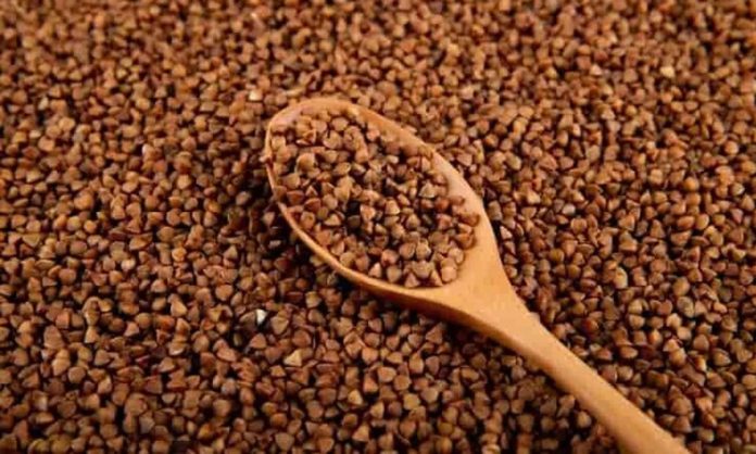 Karabuğday Tüketimi İle Sağlıklı Beslenme Alışkanlıklarında Yükselen Değer Son yıllarda beslenme alışkanlıklarında yaşanan dönüşüm, geleneksel ürünlerin yeniden keşfedilmesini sağladı. Bu ürünlerin başında gelen karabuğday tüketimi, özellikle sağlıklı yaşam ve dengeli beslenme arayışında olan bireylerin dikkatini çekiyor. Tahıl olarak bilinse de aslında farklı bir bitki grubuna ait olan karabuğday, doğal yapısı ve kullanım çeşitliliğiyle mutfaklarda giderek daha fazla yer buluyor. Konulu bir haber görseli.