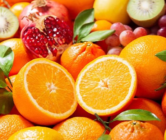 Kış Meyveleri İle Soğuk Günlerde Doğal Beslenme Alışkanlığı Hava sıcaklıklarının düşmesiyle birlikte beslenme tercihleri de mevsime göre değişiyor. Yaz aylarında daha hafif ve serinletici gıdalar öne çıkarken, kış aylarında bağışıklığı destekleyen ve tok tutan besinlere yönelim artıyor. Bu noktada kış meyveleri, hem mutfaklarda hem de günlük beslenme düzeninde önemli bir yere sahip oluyor. Doğanın kış aylarında sunduğu bu ürünler, mevsiminde tüketildiğinde daha taze ve ulaşılabilir oluyor. Konulu bir haber görseli.