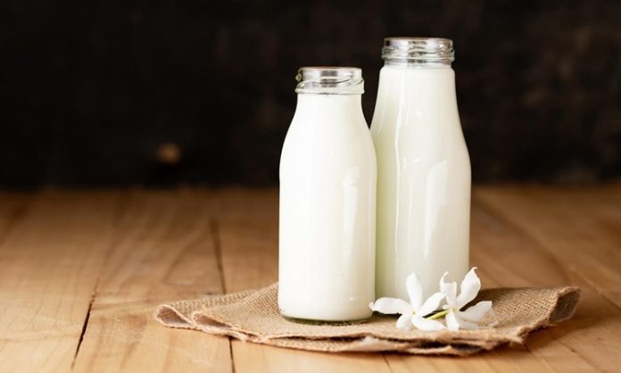 Laktozsuz Doğal Beslenme Sağlıklı Yaşam Tercihleri Arasında Yükseliyor Beslenme alışkanlıklarının hızla değiştiği günümüzde, bireyler tükettikleri gıdaların içeriğine her zamankinden daha fazla dikkat ediyor. Özellikle sindirim sorunları yaşayan ya da daha dengeli bir yaşam hedefleyen kişiler için laktozsuz doğal beslenme önemli bir alternatif olarak öne çıkıyor. Süt ve süt ürünlerinde bulunan laktozun bazı bireylerde rahatsızlığa yol açması, bu beslenme modelinin yalnızca bir tercih değil, aynı zamanda bir ihtiyaç olarak görülmesine neden oluyor. Konulu bir haber görseli.