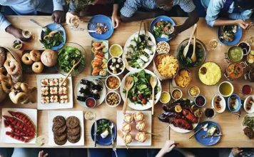 Dünya mutfağı restoranları, farklı kültürlerin yeme içme anlayışını tek bir çatı altında buluşturan özel mekânlar olarak gastronomi dünyasında önemli bir yere sahiptir. Küreselleşmenin etkisiyle birlikte seyahat etmeden farklı ülkelerin tatlarını deneyimleme isteği artmış, bu durum dünya mutfağı restoranları kavramını daha da popüler hâle getirmiştir. Bugün büyük şehirlerden küçük yerleşimlere kadar pek çok noktada bu restoranlara rastlamak mümkündür. Konulu bir haber görseli.