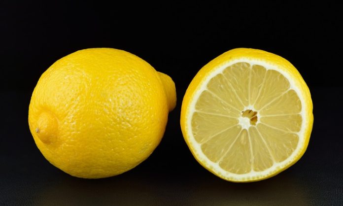 Limonun Akdeniz Işığında Şekillenen Yolculuğu Ferahlık Ve Doğallığın Simgesi Akdeniz ikliminin en belirgin meyvelerinden biri olan limon, keskin aroması ve ferahlatıcı tadıyla yüzyıllardır sofralarda kendine yer bulmaktadır. Yalnızca mutfakların vazgeçilmez bir tamamlayıcısı değil, aynı zamanda tarım, kültür ve günlük yaşamın önemli bir parçası olan limon, farklı kullanım alanlarıyla dikkat çeker. Günümüzde sağlıklı beslenme eğilimlerinin güçlenmesiyle birlikte limon tüketimi, geleneksel alışkanlıkların ötesine geçerek modern yaşamın ritmine uyum sağlamıştır. Konulu bir haber görseli.
