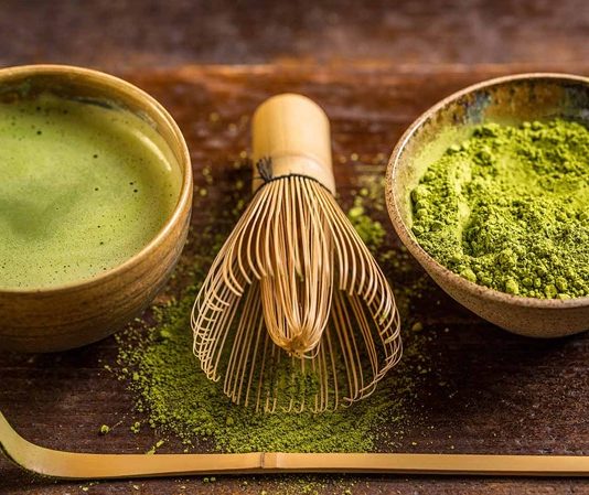 Matcha Doğal Enerjinin Yeşil Kaynağı Matcha, son yıllarda sağlıklı yaşam trendlerinin yükselmesiyle birlikte dünya genelinde büyük ilgi gören doğal içeceklerden biri haline gelmiştir. Kökeni Japon kültürüne dayanan matcha, yalnızca bir çay türü olmanın ötesinde, bir yaşam tarzı ve bilinçli tüketim anlayışının simgesi olarak kabul edilmektedir. Geleneksel yeşil çaydan farklı olarak toz formunda tüketilen bu özel ürün, doğallığı ve sade yapısıyla modern yaşamın beklentilerine uyum sağlamaktadır. Konulu bir haber görseli.