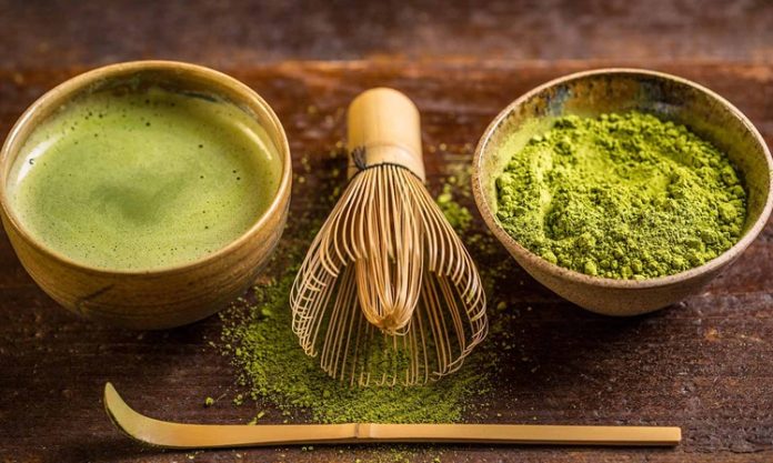 Matcha Doğal Enerjinin Yeşil Kaynağı Matcha, son yıllarda sağlıklı yaşam trendlerinin yükselmesiyle birlikte dünya genelinde büyük ilgi gören doğal içeceklerden biri haline gelmiştir. Kökeni Japon kültürüne dayanan matcha, yalnızca bir çay türü olmanın ötesinde, bir yaşam tarzı ve bilinçli tüketim anlayışının simgesi olarak kabul edilmektedir. Geleneksel yeşil çaydan farklı olarak toz formunda tüketilen bu özel ürün, doğallığı ve sade yapısıyla modern yaşamın beklentilerine uyum sağlamaktadır. Konulu bir haber görseli.