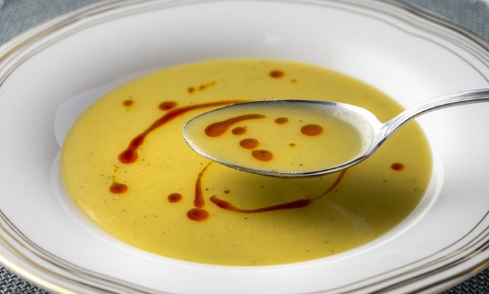 Mercimek Tüketimi İle Geleneksel Beslenmeden Sağlıklı Yaşama Güçlü Bir Adım Baklagiller denildiğinde ilk akla gelen besinlerden biri olan mercimek, yüzyıllardır Anadolu sofralarının vazgeçilmezleri arasında yer alıyor. Günümüzde artan beslenme bilinciyle birlikte mercimek tüketimi, yalnızca alışkanlıkların değil, modern sağlıklı beslenme anlayışının da temel unsurlarından biri haline gelmiş durumda. Ekonomik olması, kolay ulaşılabilirliği ve yüksek besin değeri mercimeği her kesim için önemli bir gıda haline getiriyor. Konulu bir haber görseli.