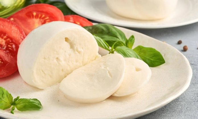 Mozzarella Peynirinin Yükselen Popülaritesi Sofralara İtalyan Dokunuşu İtalyan mutfağının dünyaya armağan ettiği en ünlü lezzetlerden biri olan mozzarella, son yıllarda Türkiye’de de hızla yaygınlaşan bir peynir türü olarak dikkat çekiyor. Yumuşak dokusu, hafif süt aroması ve eriyen yapısıyla bilinen mozzarella, özellikle pizza ve makarna gibi yemeklerin vazgeçilmez malzemeleri arasında yer alıyor. Ancak günümüzde mozzarella peyniri, sadece İtalyan tarifleriyle sınırlı kalmayıp salatalardan sandviçlere kadar geniş bir kullanım alanına sahip. Konulu bir haber görseli.