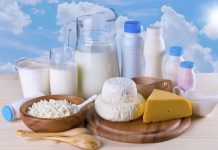 Organik Süt Ürünleri Tüketimi Türkiye’de Yükselişe Geçiyor Türkiye’de son yıllarda sağlıklı yaşam bilincinin artmasıyla birlikte organik süt ürünleri pazarı dikkat çekici bir büyüme sergiliyor. Tüketiciler artık yalnızca doyurucu değil, aynı zamanda güvenilir ve doğaya saygılı gıdaları tercih etmeye yöneliyor. Bu eğilim, özellikle organik süt, organik yoğurt, organik peynir ve organik tereyağı gibi ürünlerin hem büyük şehirlerde hem de Anadolu’da daha fazla talep görmesine neden oluyor. Konulu bir haber görseli.