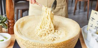 Dünya mutfağının en köklü ve saygın peynirlerinden biri olan parmesan, yüzyıllardır süregelen üretim geleneği ve kendine özgü aromasıyla gastronomi dünyasında ayrıcalıklı bir yere sahip. Asıl adıyla Parmigiano Reggiano olarak bilinen bu eşsiz peynir, özellikle İtalyan mutfağının temel taşlarından biri olarak kabul ediliyor. Sert dokusu, yoğun umami tadı ve uzun olgunlaşma süresiyle öne çıkan parmesan peyniri, bugün yalnızca İtalya’da değil, dünyanın dört bir yanında mutfakların vazgeçilmezleri arasında yer alıyor. Konulu bir haber görseli.