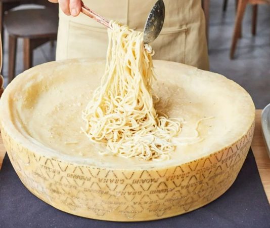 Parmesan Peynirinin Küresel Yolculuğu Sofralarda Zamansız Bir Lezzet Dünya mutfağının en köklü ve saygın peynirlerinden biri olan parmesan, yüzyıllardır süregelen üretim geleneği ve kendine özgü aromasıyla gastronomi dünyasında ayrıcalıklı bir yere sahip. Asıl adıyla Parmigiano Reggiano olarak bilinen bu eşsiz peynir, özellikle İtalyan mutfağının temel taşlarından biri olarak kabul ediliyor. Sert dokusu, yoğun umami tadı ve uzun olgunlaşma süresiyle öne çıkan parmesan peyniri, bugün yalnızca İtalya’da değil, dünyanın dört bir yanında mutfakların vazgeçilmezleri arasında yer alıyor. Konulu bir haber görseli.