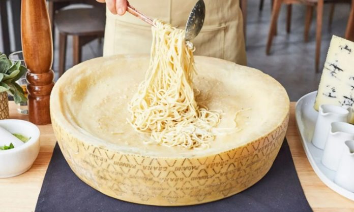 Parmesan Peynirinin Küresel Yolculuğu Sofralarda Zamansız Bir Lezzet Dünya mutfağının en köklü ve saygın peynirlerinden biri olan parmesan, yüzyıllardır süregelen üretim geleneği ve kendine özgü aromasıyla gastronomi dünyasında ayrıcalıklı bir yere sahip. Asıl adıyla Parmigiano Reggiano olarak bilinen bu eşsiz peynir, özellikle İtalyan mutfağının temel taşlarından biri olarak kabul ediliyor. Sert dokusu, yoğun umami tadı ve uzun olgunlaşma süresiyle öne çıkan parmesan peyniri, bugün yalnızca İtalya’da değil, dünyanın dört bir yanında mutfakların vazgeçilmezleri arasında yer alıyor. Konulu bir haber görseli.