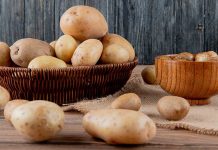 Patatesin Sofralardaki Gücü Küresel Bir Gıdanın Yükselen Değeri Dünya genelinde en çok tüketilen temel gıdalardan biri olan patates, hem ekonomik erişilebilirliği hem de çok yönlü kullanımıyla mutfakların vazgeçilmezleri arasında yer alıyor. Kökeni Güney Amerika’ya dayanan patates, yüzyıllar içinde Avrupa’dan Asya’ya, Afrika’dan Orta Doğu’ya kadar yayılarak küresel bir besin haline geldi. Bugün kızartmadan haşlamaya, pürelerden fırın yemeklerine kadar sayısız tarifte kullanılan patates, besin değeri ve doyuruculuğuyla da öne çıkıyor. Konulu bir haber görseli.