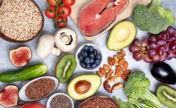 Son yıllarda beslenme alışkanlıkları çeşitlenirken, et tüketimini azaltmak isteyen ancak tamamen hayvansal gıdalardan vazgeçmeyen bireyler için pescatarian beslenme dikkat çekici bir seçenek olarak öne çıkmaktadır. Bitki temelli beslenmeyi temel alan bu yaklaşımda kırmızı et ve kümes hayvanları tüketilmezken, balık ve deniz ürünlerine yer verilir. Bu yönüyle pescatarian beslenme, hem sağlıklı hem de dengeli bir beslenme modeli olarak değerlendirilir. Konulu bir haber görseli.