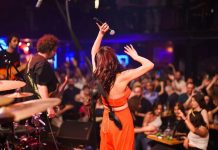 Şehir Gecelerinin Ritmi Canlı Müzik Mekanları Şehir yaşamının hızına kısa bir mola vermek, müziğin ritmiyle nefes almak isteyenlerin ilk tercihlerinden biri canlı müzik mekanları oluyor. Bu mekânlar, yalnızca müzik dinlenen alanlar değil; aynı zamanda duyguların paylaşıldığı, anıların biriktiği ve sosyal bağların güçlendiği özel buluşma noktaları olarak öne çıkıyor. Farklı müzik türlerini bir araya getiren canlı müzik mekânları, her yaştan ve her zevkten insan için alternatifler sunuyor. Konulu bir haber görseli.