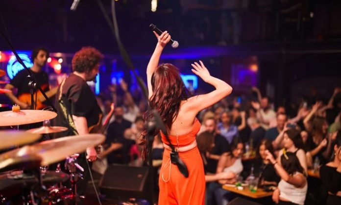 Şehir Gecelerinin Ritmi Canlı Müzik Mekanları Şehir yaşamının hızına kısa bir mola vermek, müziğin ritmiyle nefes almak isteyenlerin ilk tercihlerinden biri canlı müzik mekanları oluyor. Bu mekânlar, yalnızca müzik dinlenen alanlar değil; aynı zamanda duyguların paylaşıldığı, anıların biriktiği ve sosyal bağların güçlendiği özel buluşma noktaları olarak öne çıkıyor. Farklı müzik türlerini bir araya getiren canlı müzik mekânları, her yaştan ve her zevkten insan için alternatifler sunuyor. Konulu bir haber görseli.