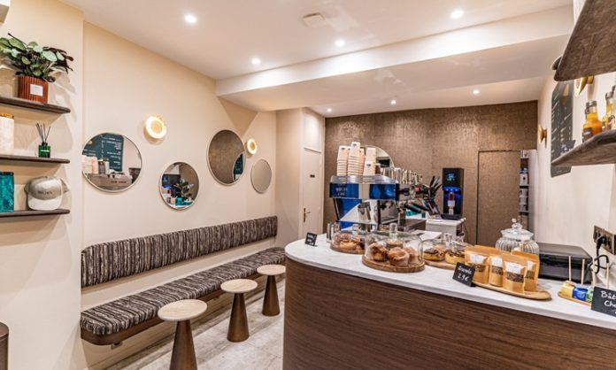 Kahve dükkanları, modern şehir yaşamının en güçlü sosyal alanlarından biri olarak öne çıkıyor. Günün erken saatlerinden geç vakitlere kadar açık olan bu mekânlar, yalnızca kahve tüketilen yerler olmanın çok ötesine geçmiş durumda. Kahve dükkanları, bireylerin çalıştığı, sosyalleştiği, dinlendiği ve hatta kendine zaman ayırdığı alanlar hâline gelerek şehir kültürünün merkezinde konumlanıyor. Konulu bir haber görseli.