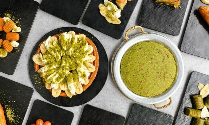 Günümüz şehir yaşamında tatlıcılar, yalnızca şekerli lezzetlerin satıldığı mekânlar olmaktan çıkarak sosyal hayatın önemli duraklarından biri hâline gelmiştir. Geleneksel tatlılardan modern sunumlara kadar geniş bir yelpazeye sahip olan tatlıcılar, hem nostalji arayanlara hem de yeni tatlar keşfetmek isteyenlere hitap eder. Bu yönüyle tatlıcılar, gastronomi kültürünün canlı ve sürekli dönüşen bir parçası olarak öne çıkar. Konulu bir haber görseli.