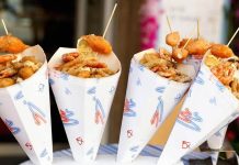 Şehrin Ritmini Taşıyan Sokak Yemekleri Standları Kültürü Sokak yemekleri standları, şehir yaşamının en canlı ve en erişilebilir gastronomi alanlarından biri olarak kabul ediliyor. Günün her saatinde farklı kesimlerden insanları bir araya getiren bu alanlar, yalnızca hızlı ve uygun fiyatlı yiyecekler sunmakla kalmıyor, aynı zamanda kentin kültürel dokusunu da yansıtıyor. Sokak yemekleri, geçmişten bugüne hem ekonomik hem de sosyal yönleriyle önemli bir yer tutarken, günümüzde gastronomi turizminin de vazgeçilmez parçalarından biri hâline gelmiş durumda. Konulu bir haber görseli.