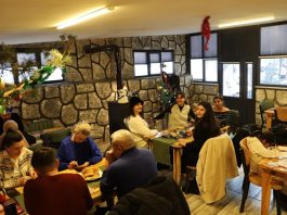 Sanat kafeleri, modern şehir yaşamında estetikle gündelik hayatı buluşturan özel mekânlar olarak öne çıkıyor. Kahve kokusunun tuval boyalarıyla, müziğin sergi duvarlarıyla, sohbetin yaratıcılıkla iç içe geçtiği sanat kafeleri, sadece vakit geçirilen yerler değil; aynı zamanda üretimin, paylaşımın ve düşünsel etkileşimin merkezleri hâline geliyor. Bu mekânlar, sanatı ulaşılmaz bir alan olmaktan çıkararak gündelik hayatın doğal bir parçası hâline getiriyor. Konulu bir haber görseli.