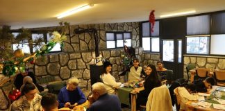 Sanat kafeleri, modern şehir yaşamında estetikle gündelik hayatı buluşturan özel mekânlar olarak öne çıkıyor. Kahve kokusunun tuval boyalarıyla, müziğin sergi duvarlarıyla, sohbetin yaratıcılıkla iç içe geçtiği sanat kafeleri, sadece vakit geçirilen yerler değil; aynı zamanda üretimin, paylaşımın ve düşünsel etkileşimin merkezleri hâline geliyor. Bu mekânlar, sanatı ulaşılmaz bir alan olmaktan çıkararak gündelik hayatın doğal bir parçası hâline getiriyor. Konulu bir haber görseli.