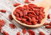 Süper Gıdalar Sağlıklı Beslenmede Goji Ve Acai Etkisi Son yıllarda sağlıklı yaşam ve dengeli beslenme kavramları giderek daha fazla önem kazanırken, bu alanda öne çıkan besin gruplarından biri de süper gıdalar olmuştur. Özellikle süper gıdalar olarak adlandırılan ve besin değeri yüksek yapılarıyla dikkat çeken ürünler, modern beslenme alışkanlıklarının önemli bir parçası hâline gelmiştir. Bu grupta yer alan goji ve acai gibi meyveler, hem geleneksel kullanımları hem de günümüzdeki popülerlikleriyle dikkat çekmektedir. Konulu bir haber görseli.