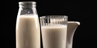 Süt Günlük Beslenmenin Temel Taşı Olmayı Sürdürüyor Günlük beslenme alışkanlıklarının vazgeçilmez unsurlarından biri olan süt, hem çocukların gelişimi hem de yetişkinlerin sağlıklı yaşamı için büyük önem taşıyor. Yüzyıllardır sofralarda yer alan bu doğal içecek, içerdiği vitamin ve mineraller sayesinde dengeli beslenmenin temel yapı taşları arasında kabul ediliyor. Son yıllarda artan sağlık bilinciyle birlikte süt tüketimi yeniden yükselişe geçmiş durumda. Konulu bir haber görseli