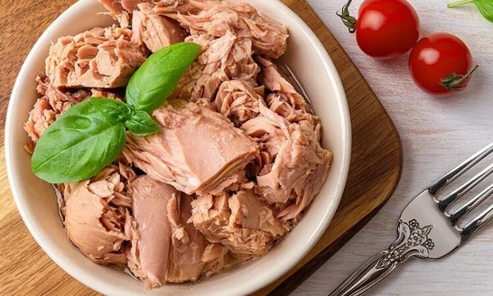 Ton Balığı Sofraların Vazgeçilmezi Olmaya Devam Ediyor Deniz ürünleri denildiğinde akla ilk gelen türlerden biri olan ton balığı, hem lezzeti hem de besin değeriyle dünya genelinde büyük ilgi görüyor. Son yıllarda sağlıklı beslenme trendlerinin yükselmesiyle birlikte ton balığı tüketimi de ciddi oranda artmış durumda. Market raflarında konserve formuyla sıkça karşımıza çıkan bu değerli deniz ürünü, aynı zamanda restoran menülerinde de farklı pişirme teknikleriyle sunuluyor. Konulu bir haber görseli.
