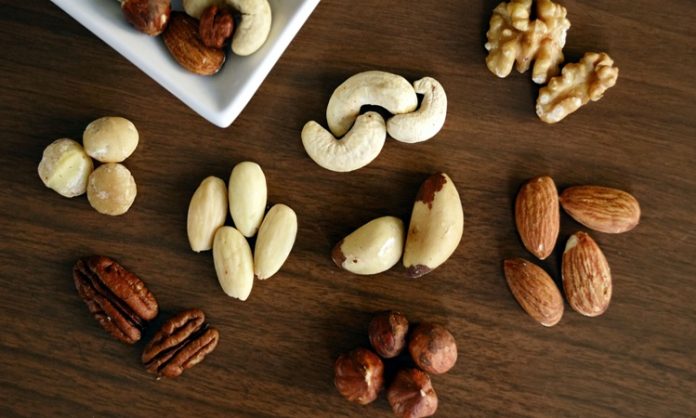 Yağlı Tohumlar Doğal Beslenmenin Güçlü Kaynağı Yağlı tohumlar, geçmişten günümüze hem geleneksel mutfaklarda hem de modern beslenme anlayışında önemli bir yer edinmiş besin grupları arasında bulunuyor. Ay çekirdeği, susam, keten tohumu, chia tohumu ve kabak çekirdeği gibi ürünleri kapsayan bu grup, içerdiği yüksek besin değeri sayesinde sağlıklı yaşamın temel taşlarından biri olarak kabul ediliyor. Günlük beslenme düzenine dengeli şekilde eklendiğinde, vücut fonksiyonlarının daha düzenli çalışmasına katkı sağlayan yağlı tohumlar, doğal ve besleyici yapılarıyla dikkat çekiyor. Konulu bir haber görseli.